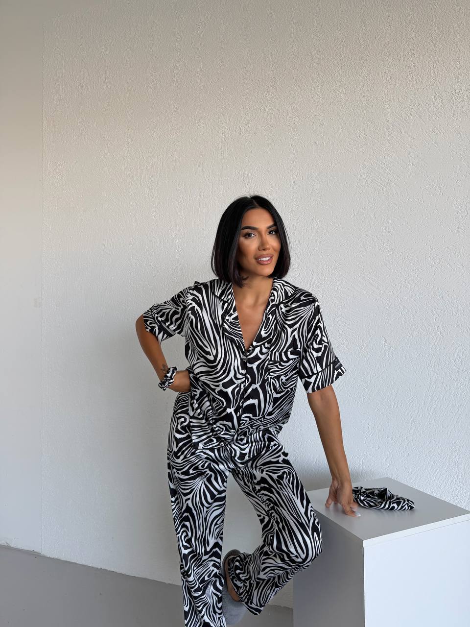Пижама комплект CARLA BLACK ZEBRA с къс ръкав и панталон от сатен