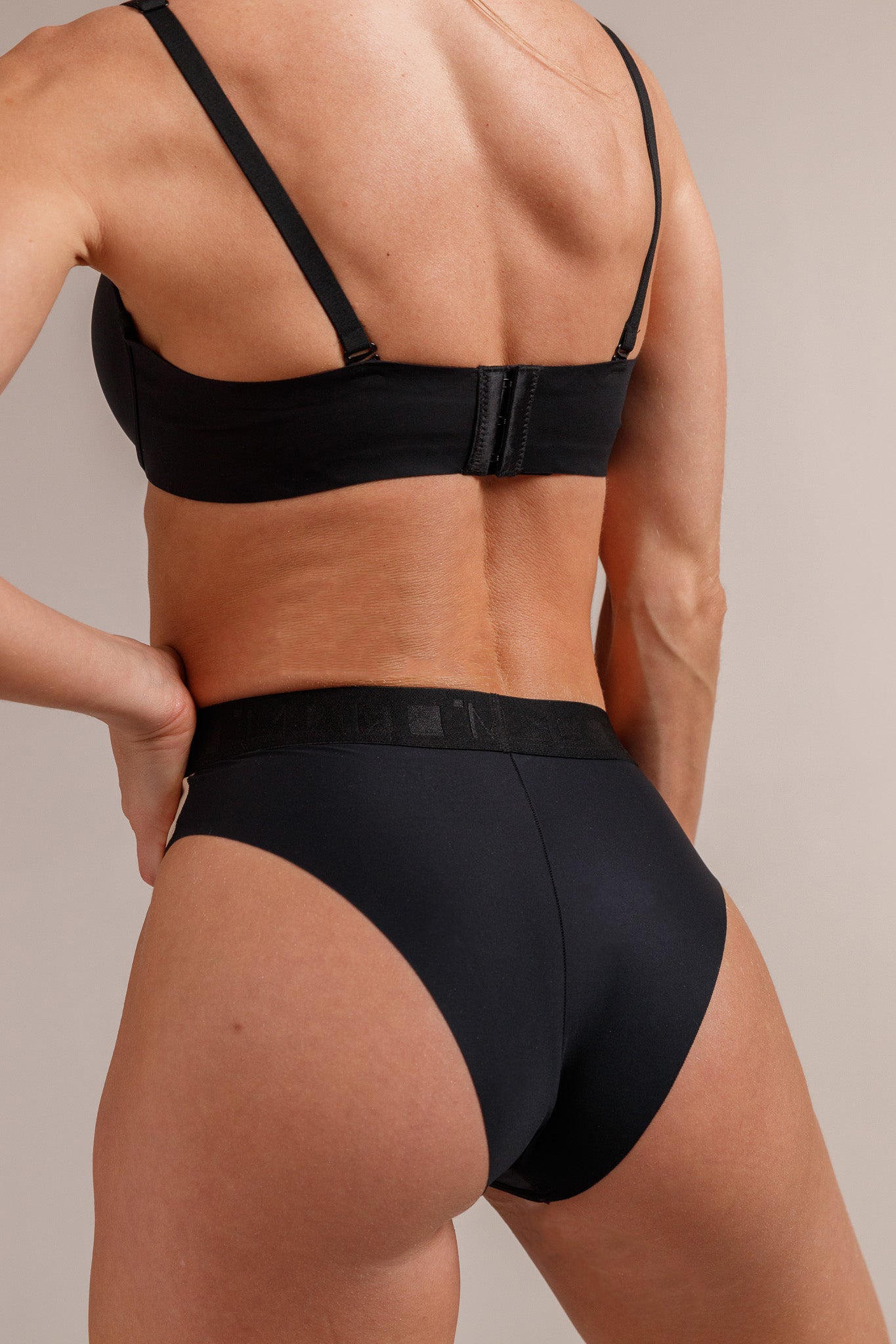 ANELLA BEIGE спортна лазерна бразилиана от микрофибър