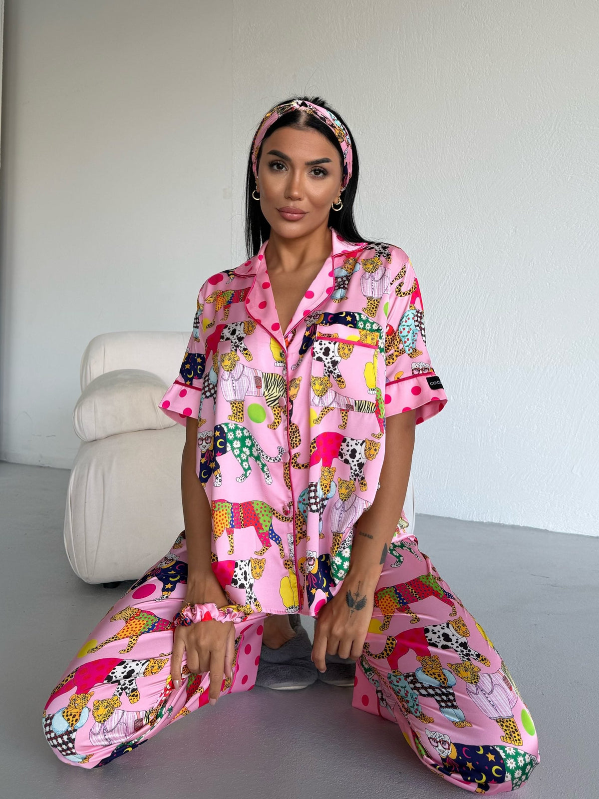 Пижама комплект CLARA PINK LEOPARD с къс ръкав и панталон от сатен