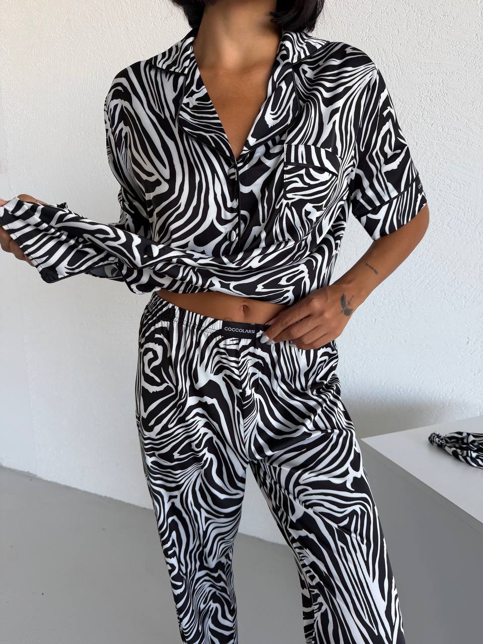 Пижама комплект CARLA BLACK ZEBRA с къс ръкав и панталон от сатен
