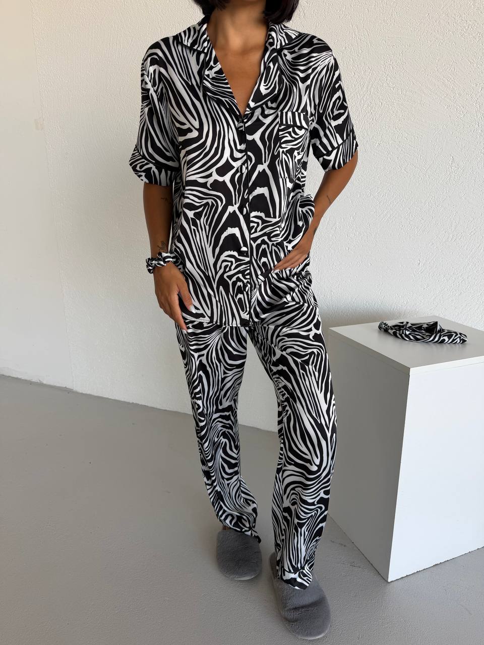 Пижама комплект CARLA BLACK ZEBRA с къс ръкав и панталон от сатен