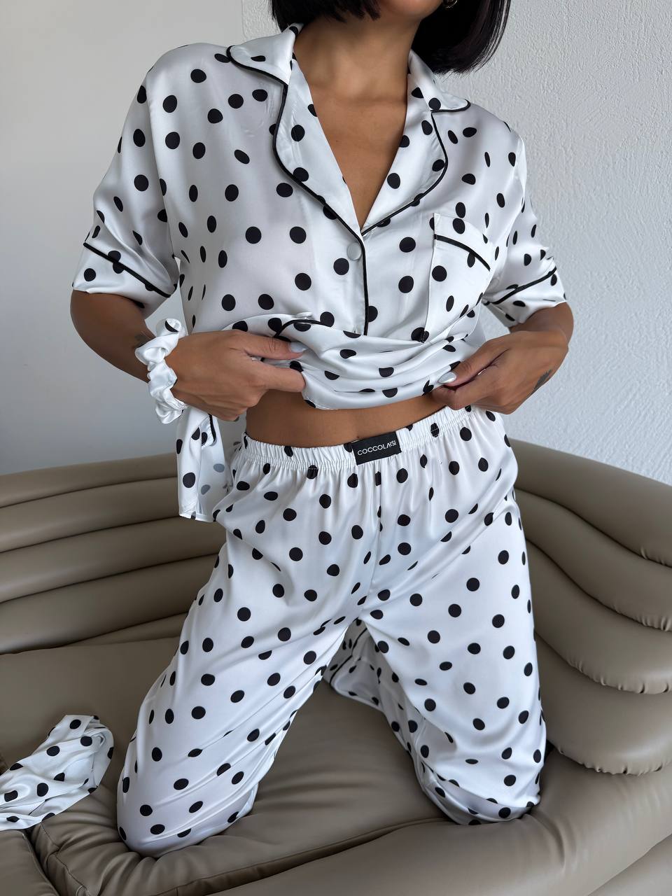 Пижама комплект CARLA WHITE DOTS с къс ръкав и панталон от сатен
