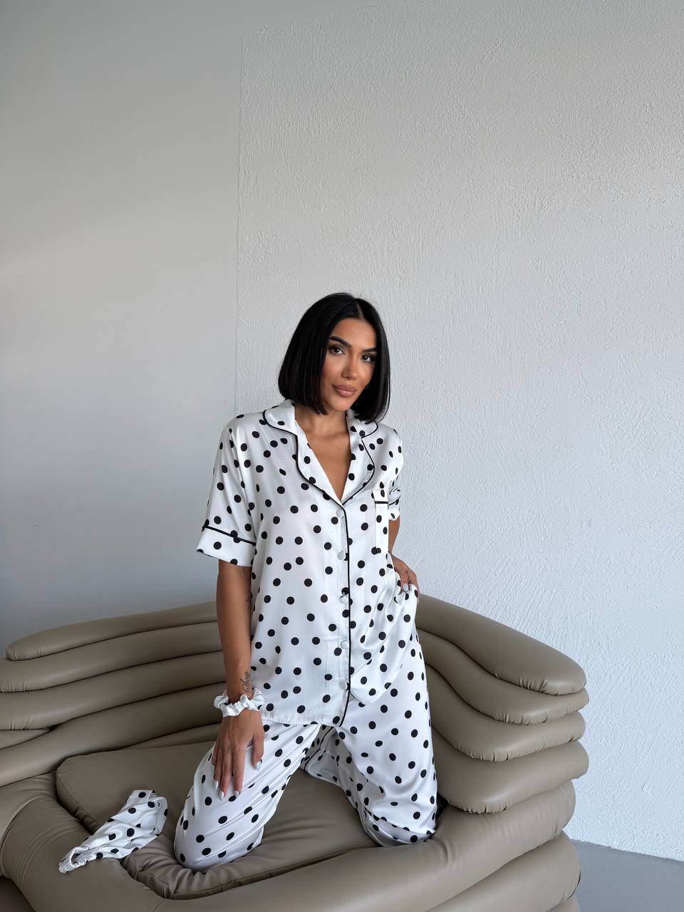 Пижама комплект CARLA WHITE DOTS с къс ръкав и панталон от сатен