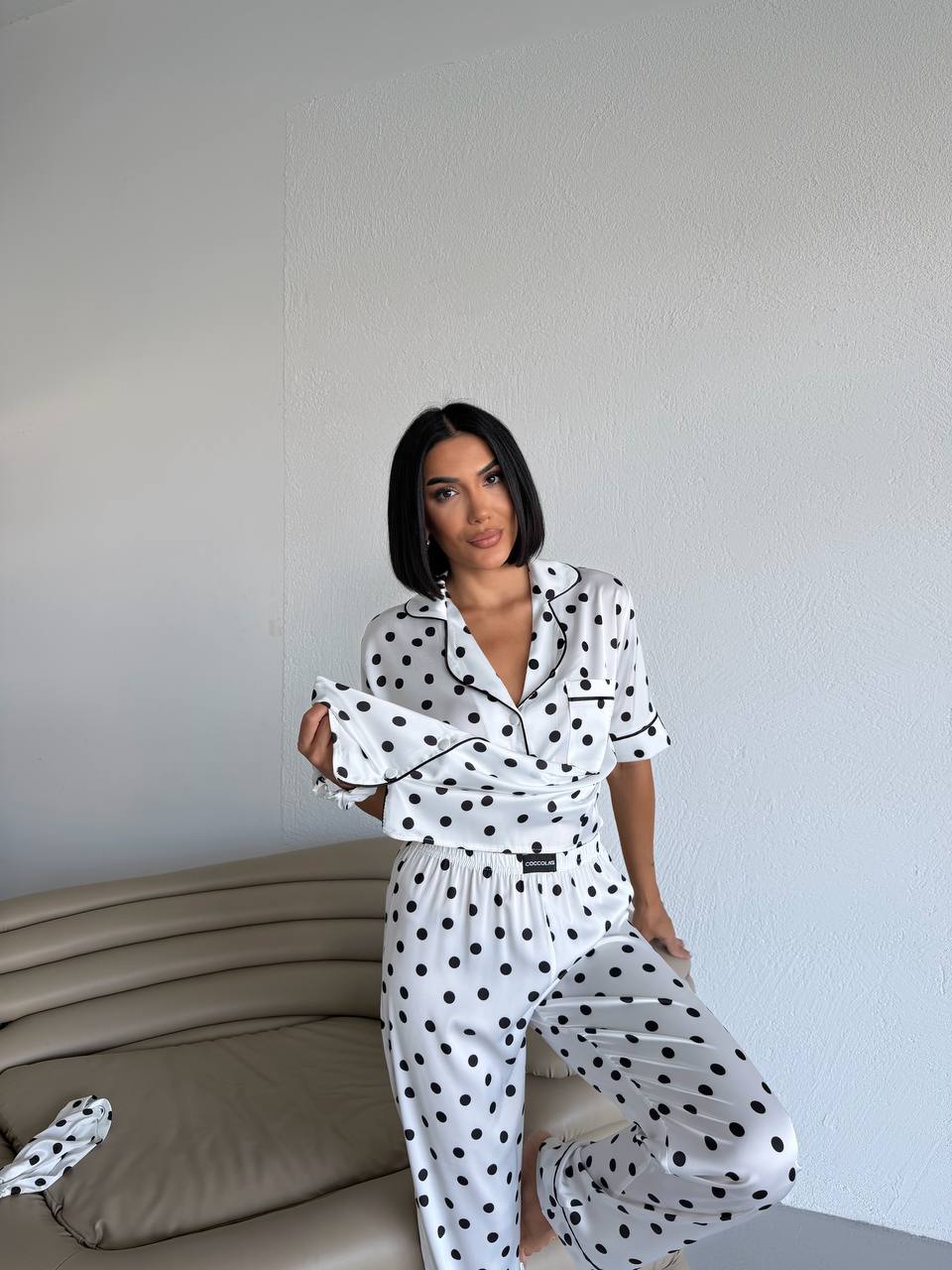 Пижама комплект CARLA WHITE DOTS с къс ръкав и панталон от сатен