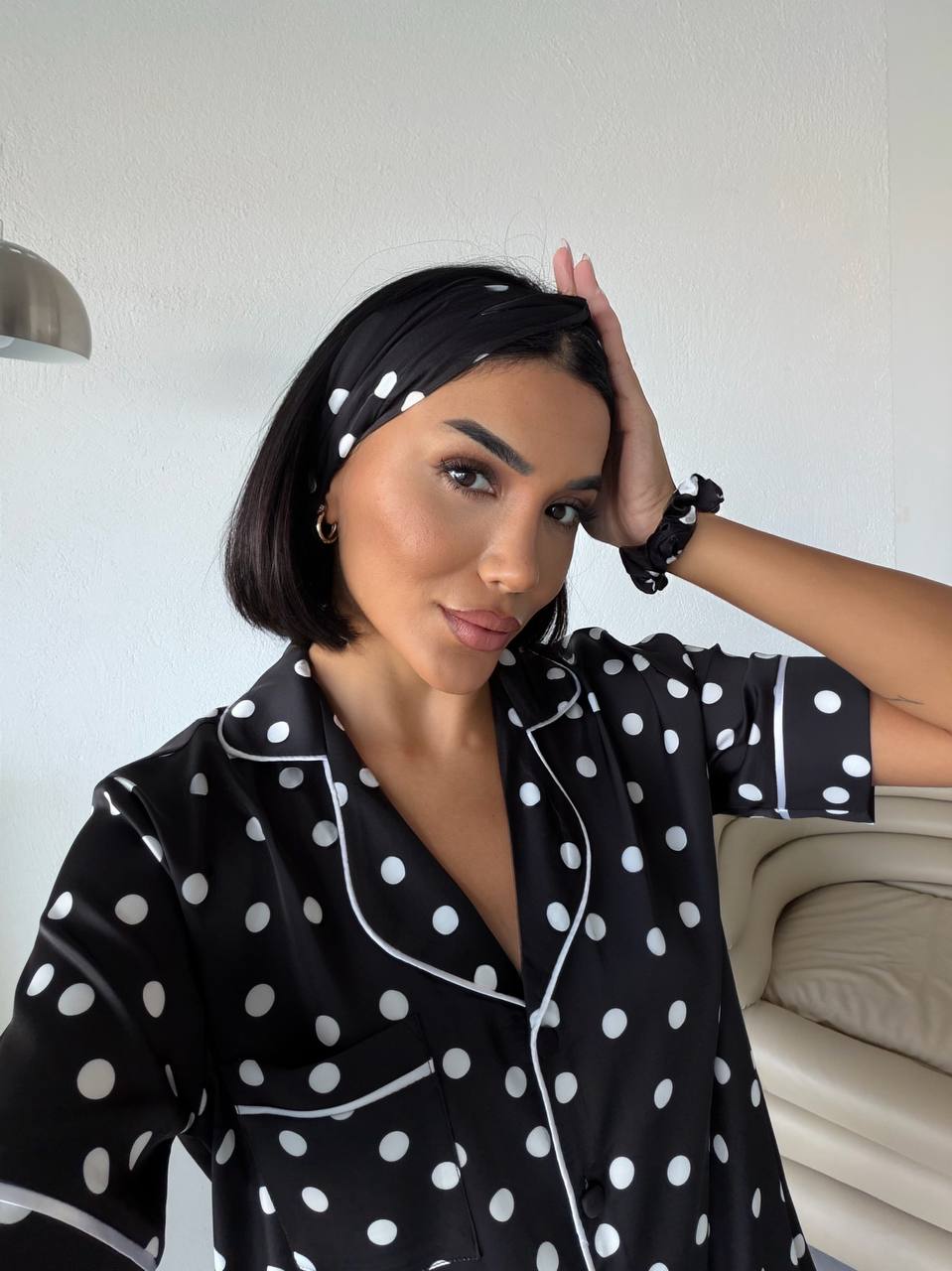 Пижама комплект CARLA BLACK DOTS с къс ръкав и панталон от сатен