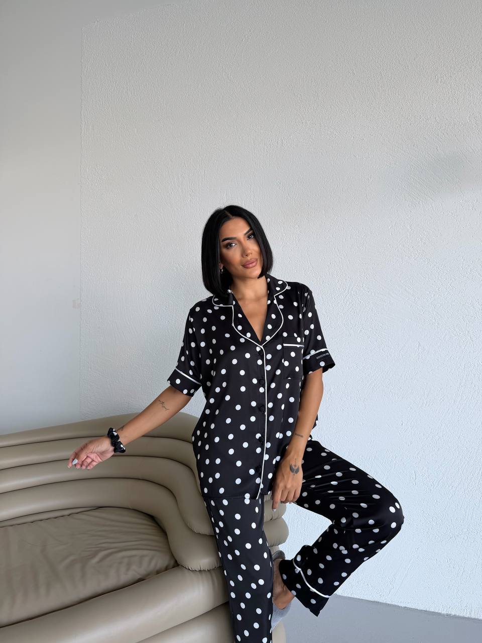 Пижама комплект CARLA BLACK DOTS с къс ръкав и панталон от сатен