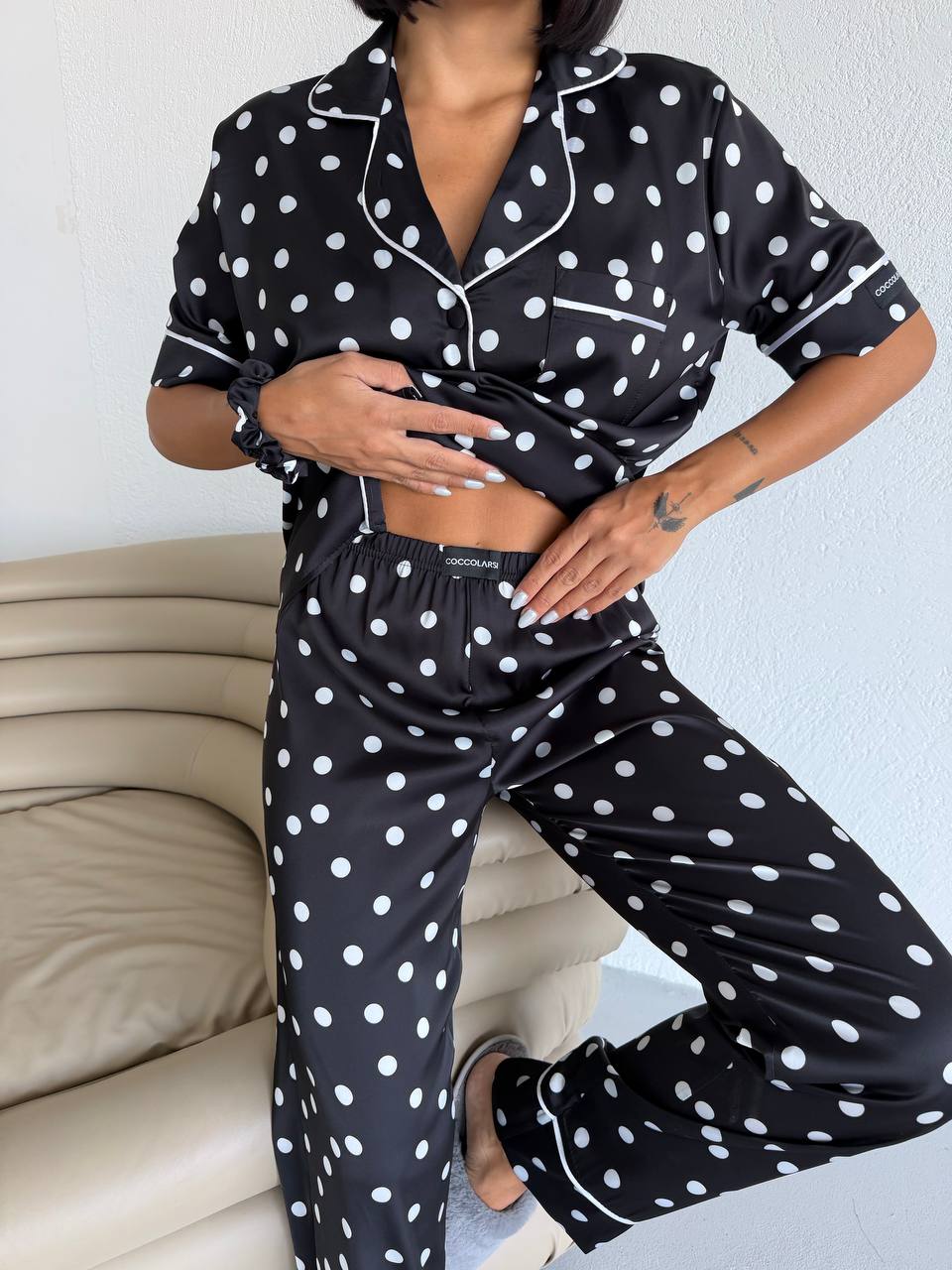 Пижама комплект CARLA BLACK DOTS с къс ръкав и панталон от сатен