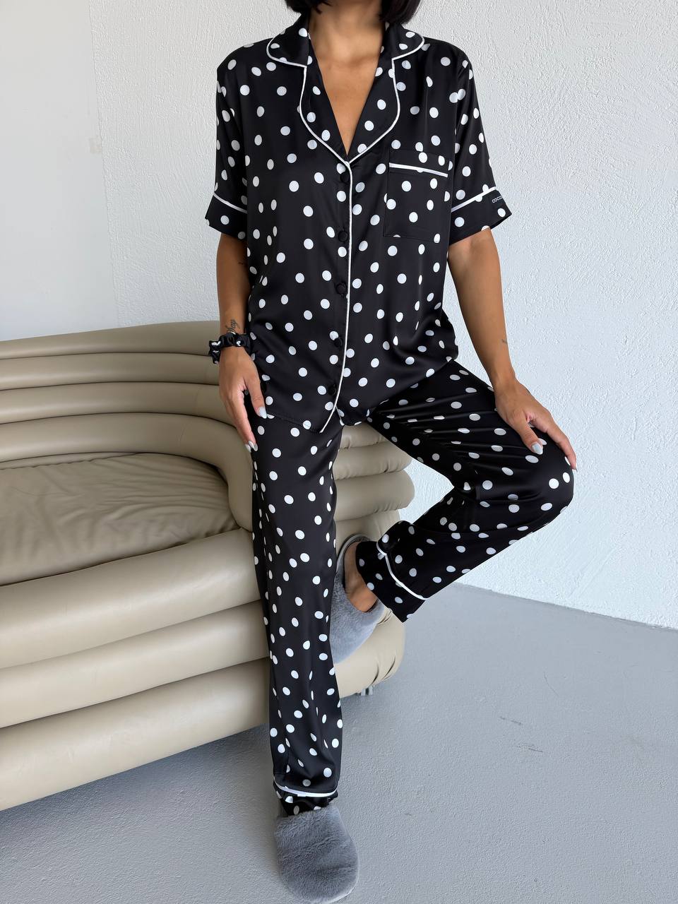 Пижама комплект CARLA BLACK DOTS с къс ръкав и панталон от сатен