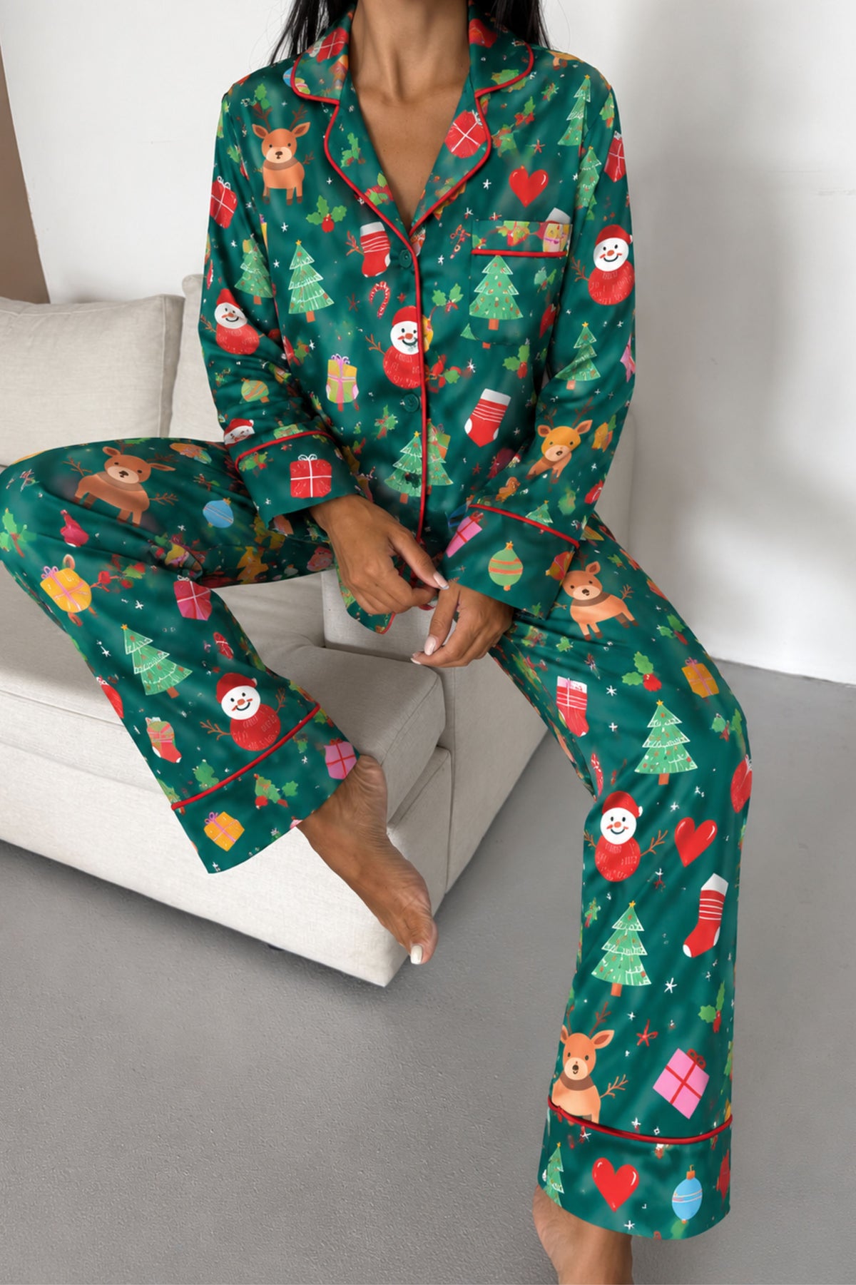 Пижама комплект HOLLY JOLLY коледен принт дълъг панталон и риза с копчета от сатен