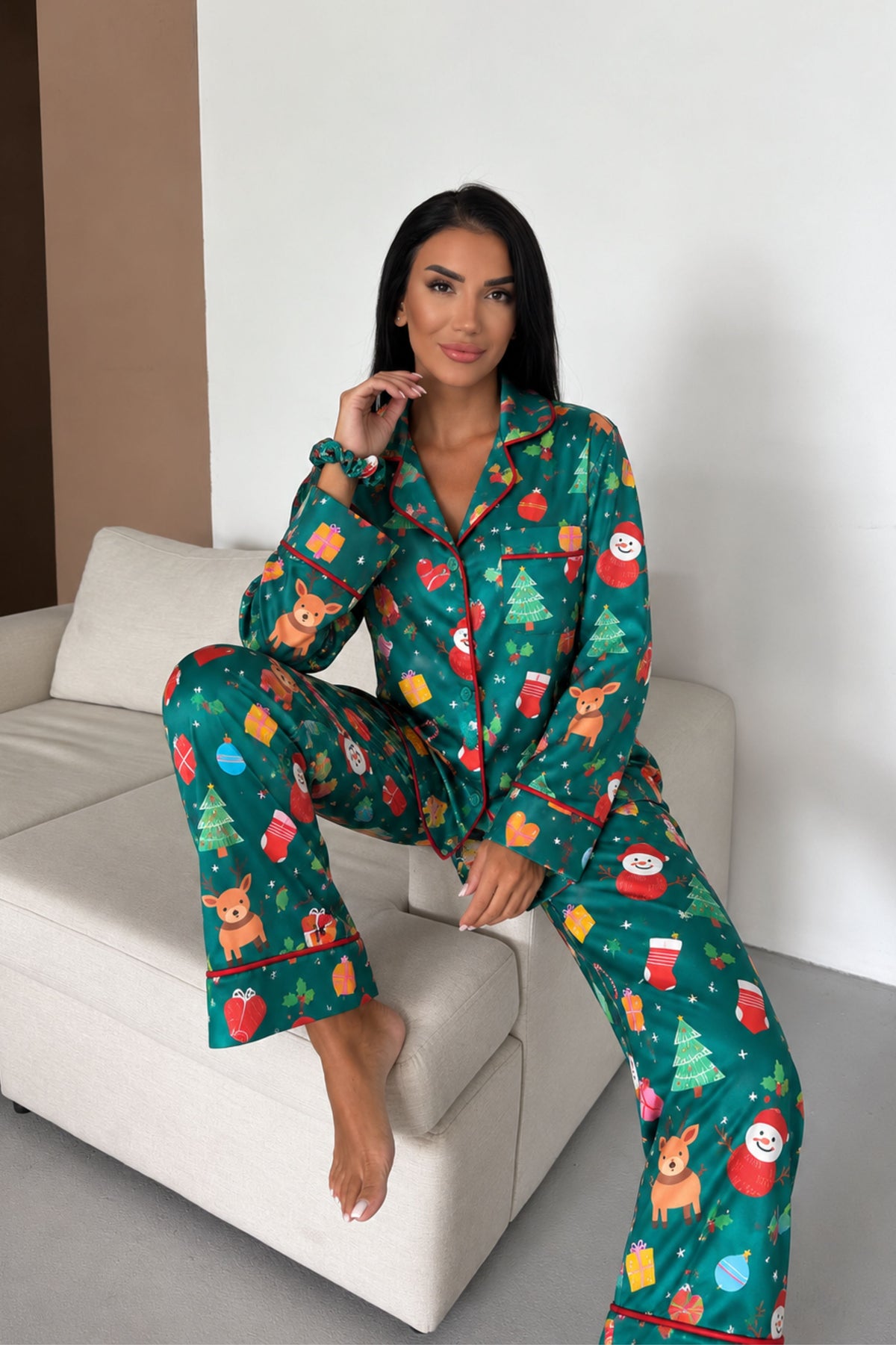 Пижама комплект HOLLY JOLLY коледен принт дълъг панталон и риза с копчета от сатен