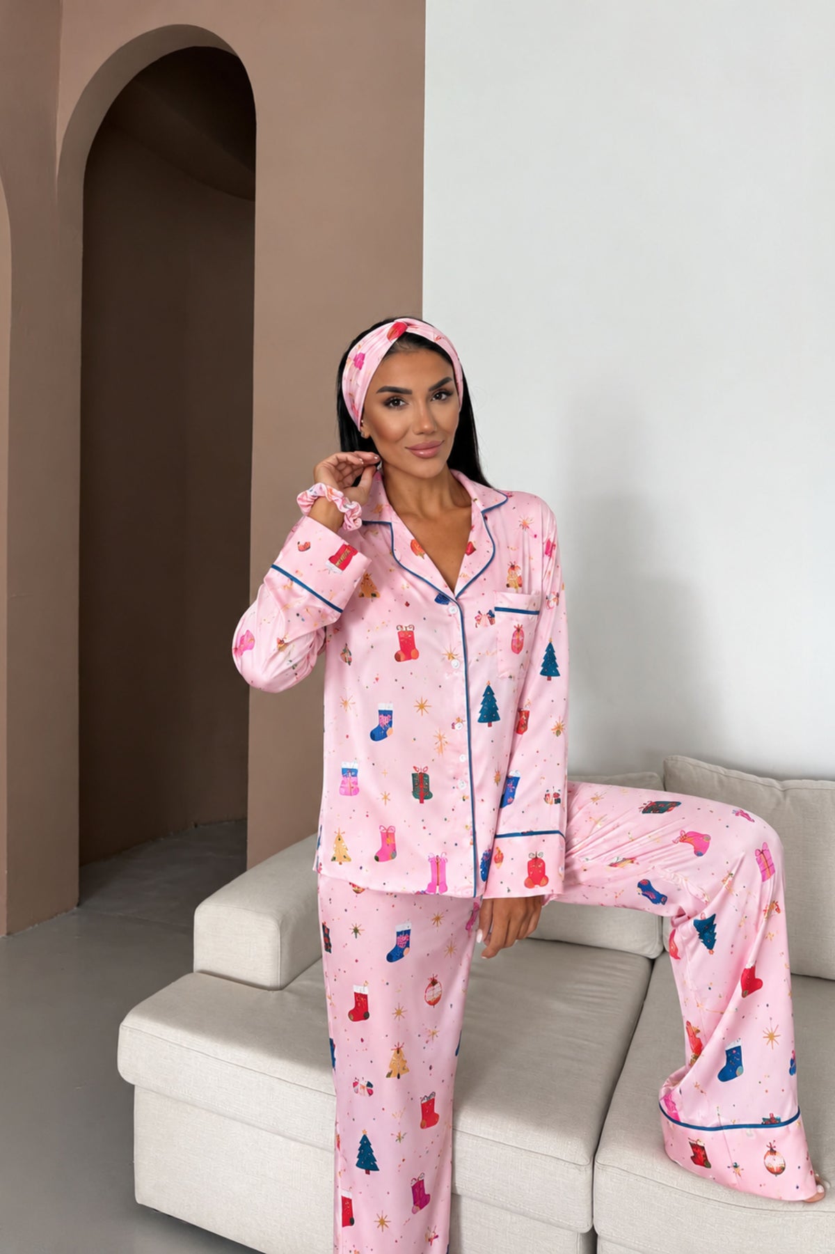 Пижама комплект HOLLY TWINKLE коледен принт дълъг панталон и риза с копчета от сатен