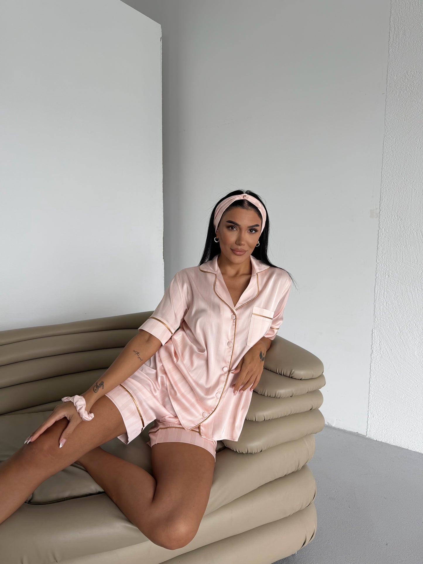 Пижама комплект KYLIE POUDRE с къс ръкав и панталонки от сатен