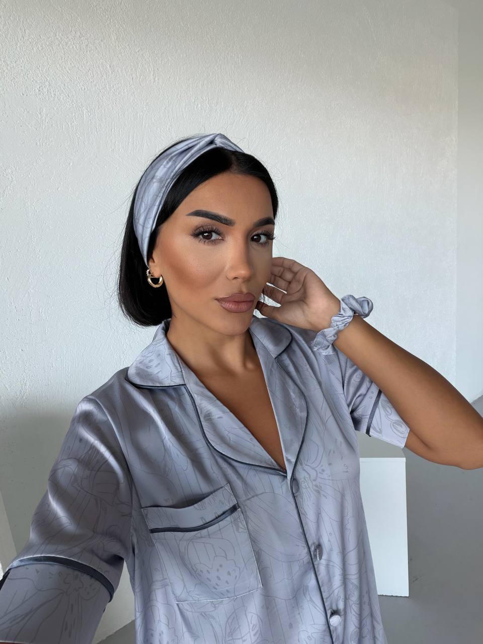 Пижама комплект LILIA SILVER с къс ръкав и панталон от сатен