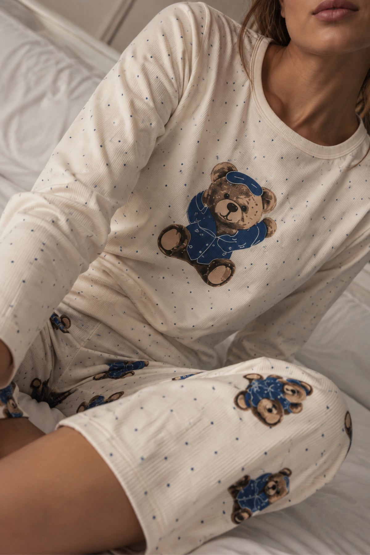 Дамска зимна пижама COZY WINTER WHITE от две части блуза с дълъг ръкав и панталон
